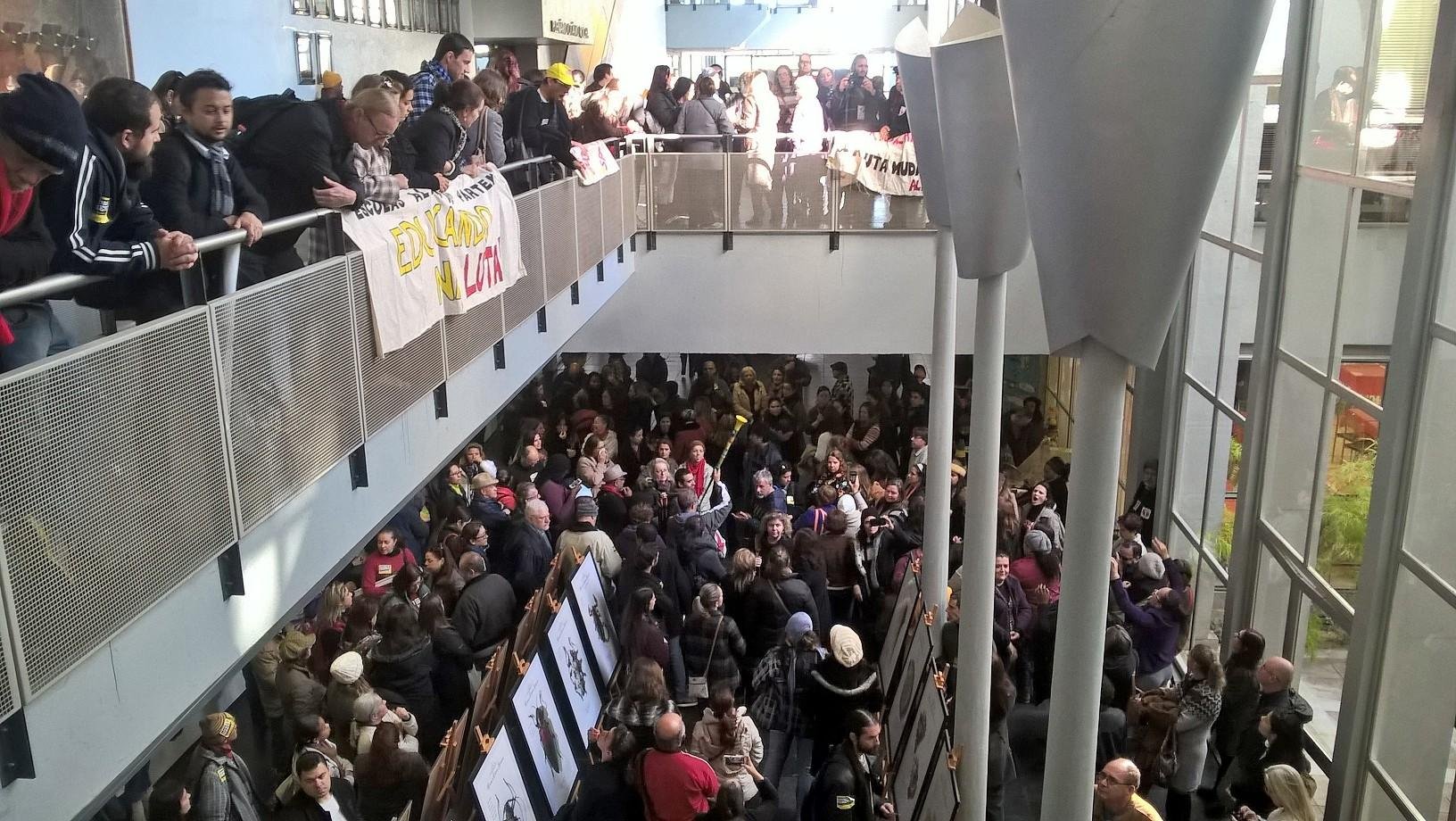 Centenas de servidores municipais se concentraram na C&acirc;mara de Vereadores