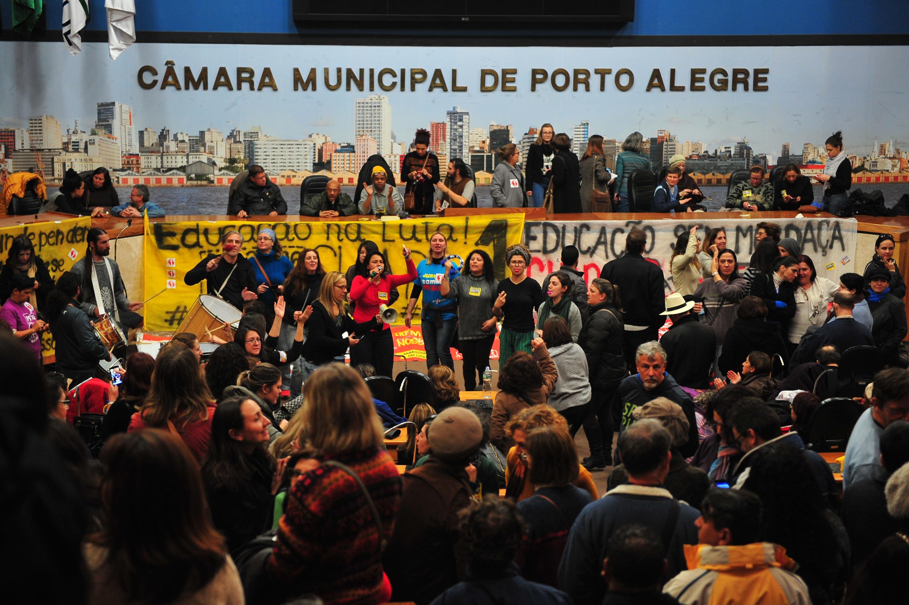 	Municip&aacute;rios ocupam o plen&aacute;rio da C&acirc;mara de Vereadores de Porto Alegre