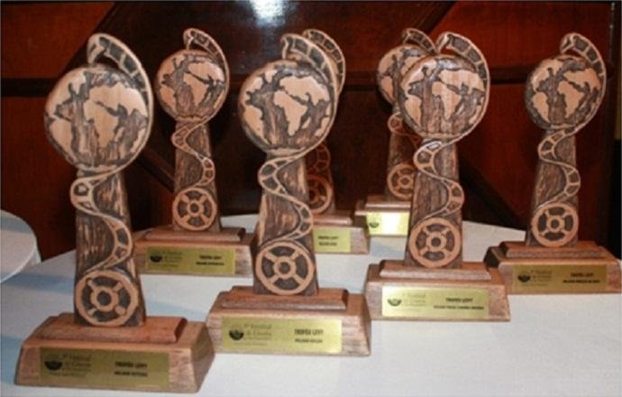Premiados s&atilde;o contemplados com Trof&eacute;u Levi