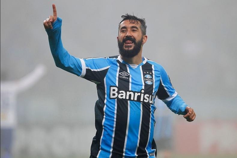 Douglas tem confian&ccedil;a nos companheiros que ir&atilde;o entrar na vaga dos lesionados