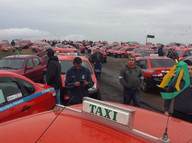Em carreata, taxistas protestam contra Uber em Porto Alegre	