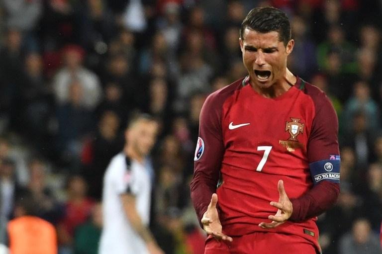 Cristiano Ronaldo se irrita com jornalista e atira microfone na &aacute;gua