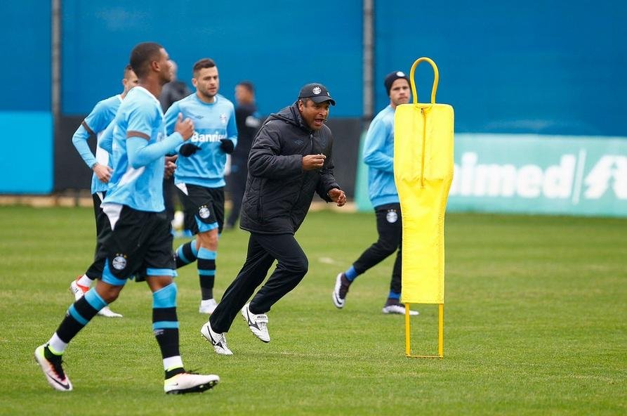 Roger faz mist&eacute;rio e n&atilde;o revela substituto de Maicon 