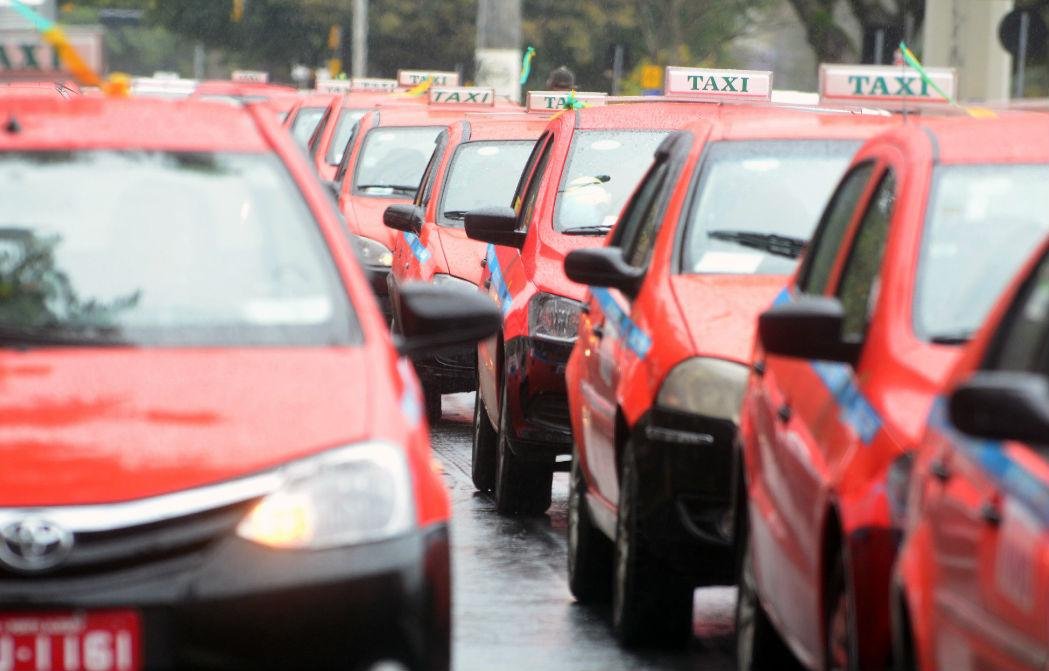 Carreta de taxistas foi at&eacute; o aeroporto no in&iacute;cio da tarde desta quarta