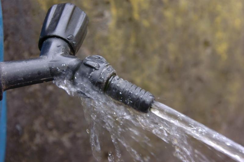 Falta de &aacute;gua atinge seis bairros de Porto Alegre nesta quinta-feira