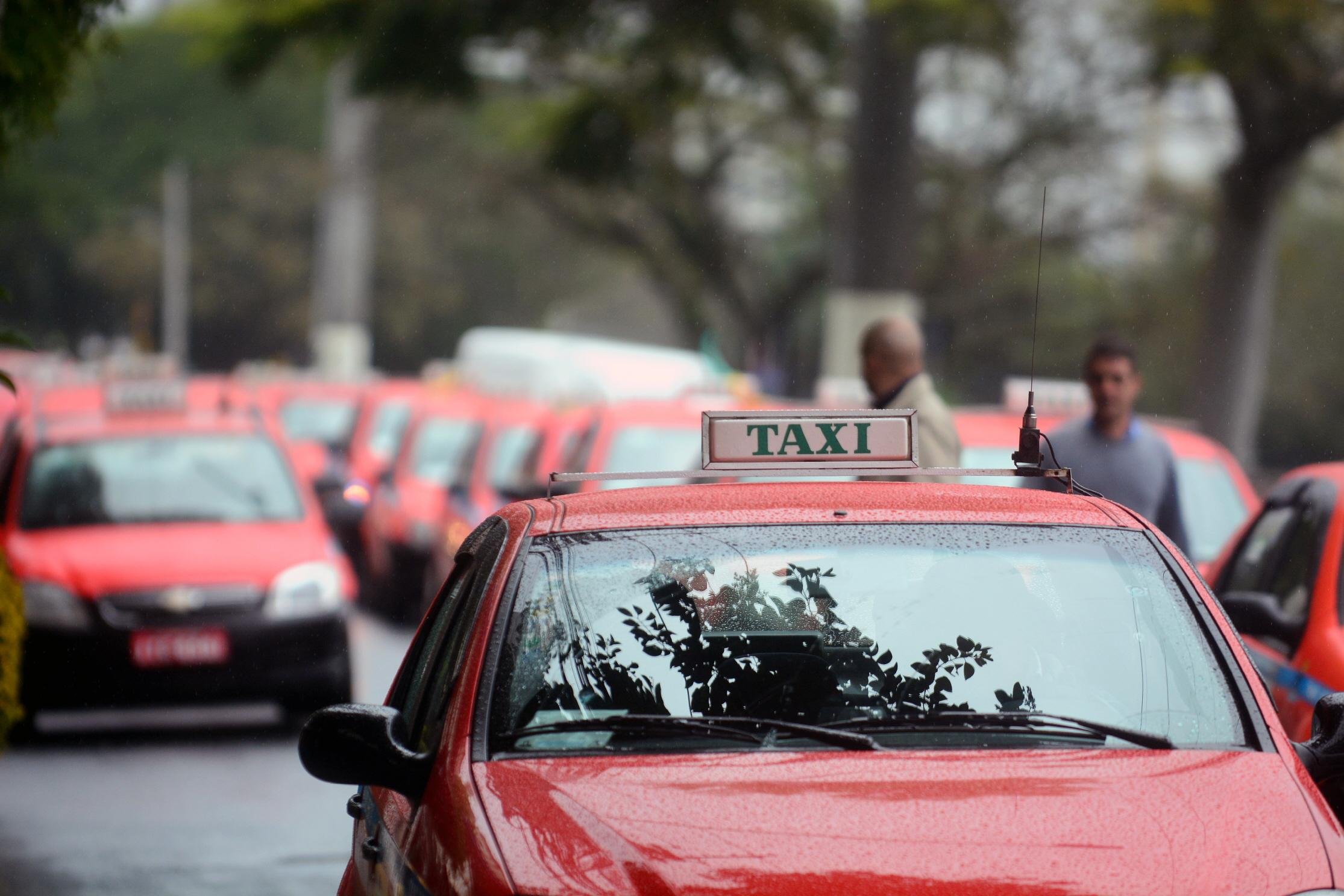 Taxistas realizam manifesta&ccedil;&atilde;o contra o Uber em Porto Alegre
