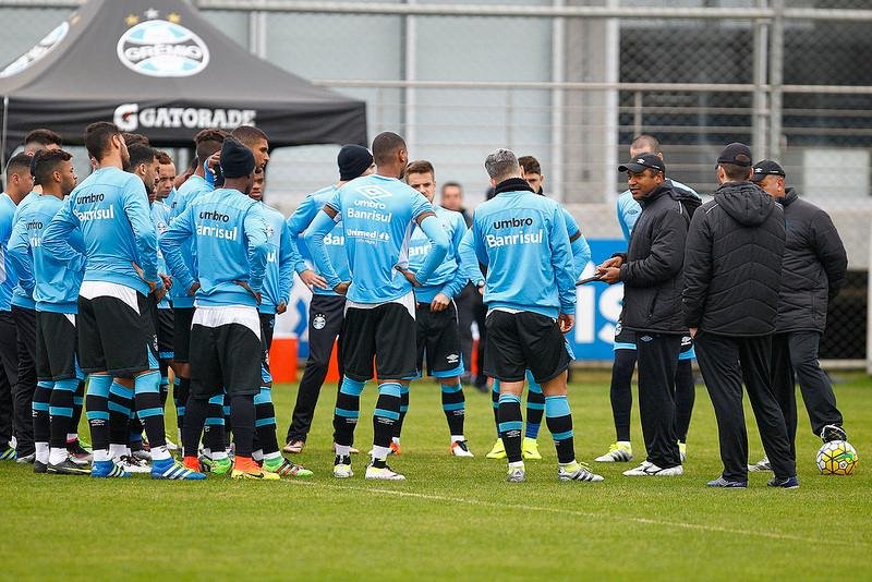 Roger planeja time com vendas de jogadores