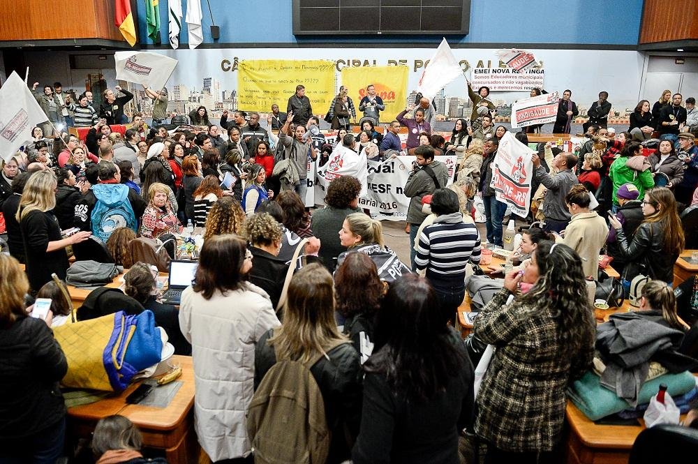 Servidores ocuparam a C&acirc;mara de Vereadores nesta ter&ccedil;a-feira &agrave; espera de nova proposta da Prefeitura