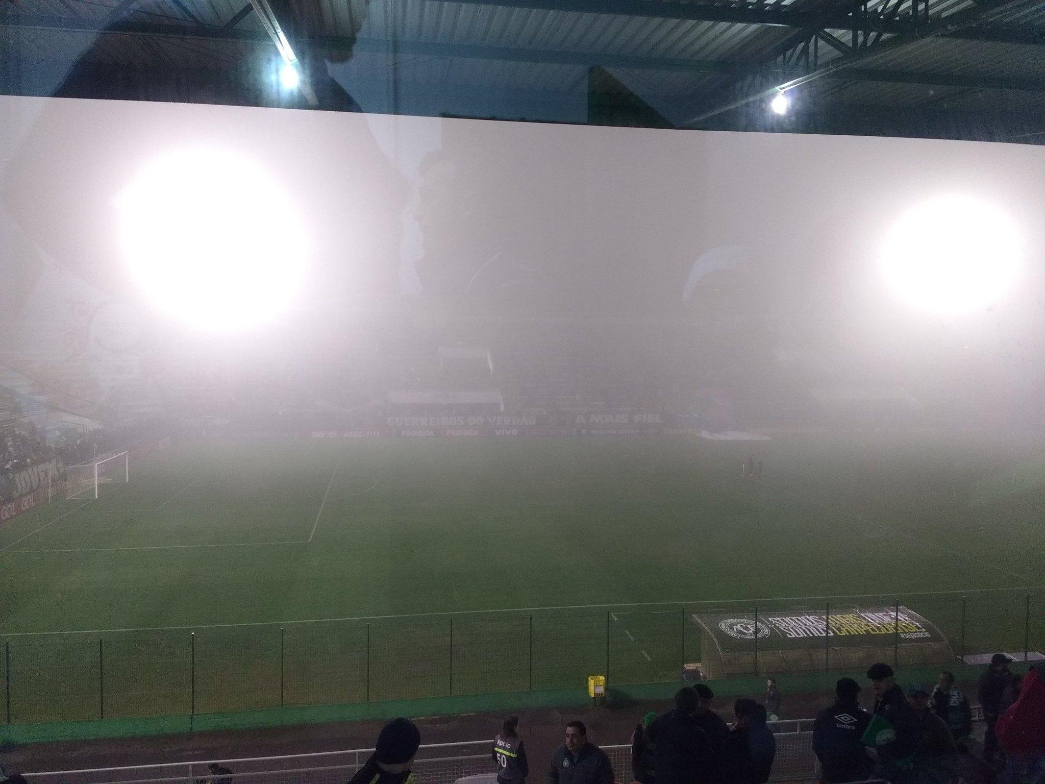 Em raz&atilde;o da neblina, Chapecoense x Atl&eacute;tico-PR ser&aacute; retomado nesta quinta