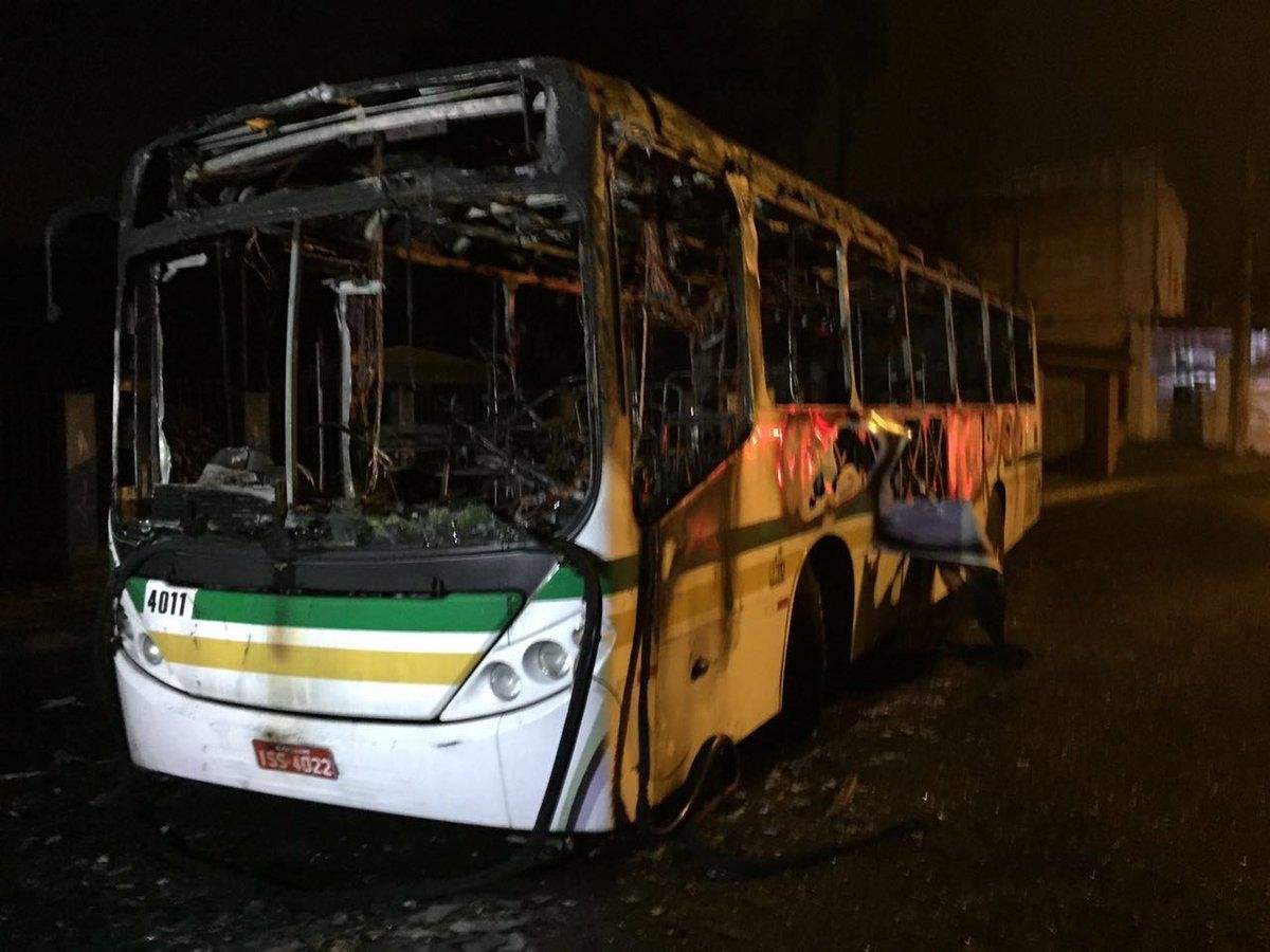 Parte da regi&atilde;o est&aacute; sem energia el&eacute;trica ap&oacute;s coletivo ser incendiado no Beco dos Cafunchos