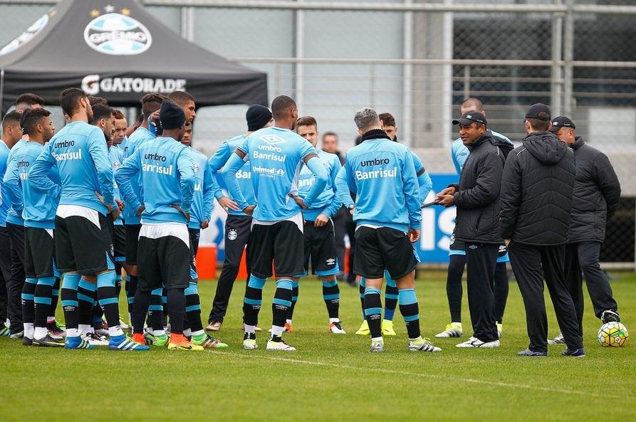 Gr&ecirc;mio mira mercado do exterior em busca de refor&ccedil;os