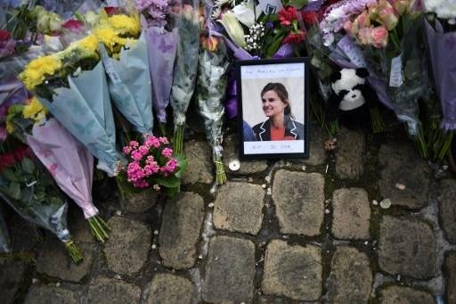 Jo Cox foi esfaqueada e atingida por tiros quando seguia para encontro com eleitores