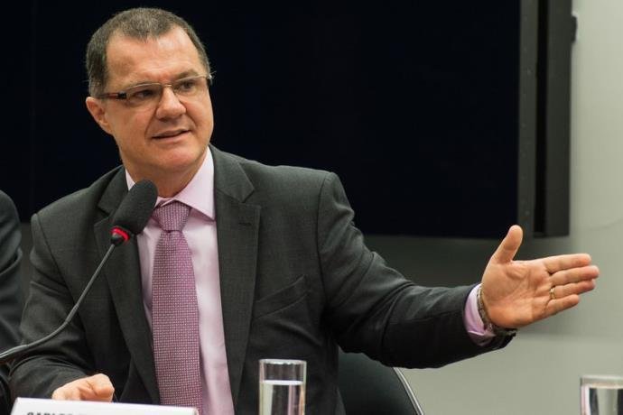 Ap&oacute;s depor, ex-ministro foi liberado