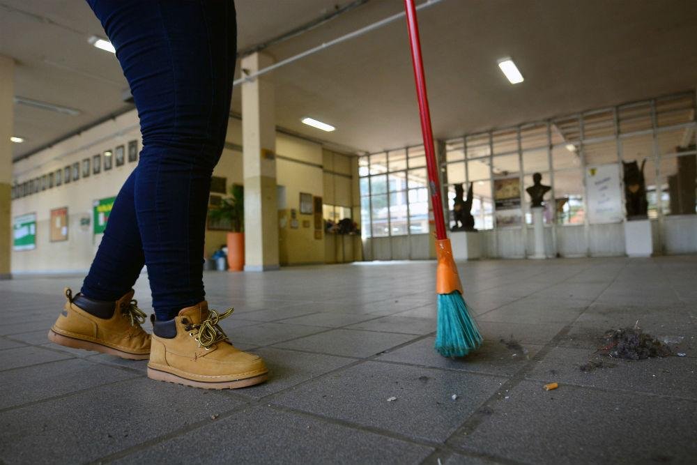 Estudantes est&atilde;o fazendo a limpeza dos pr&eacute;dios antes da desocupa&ccedil;&atilde;o