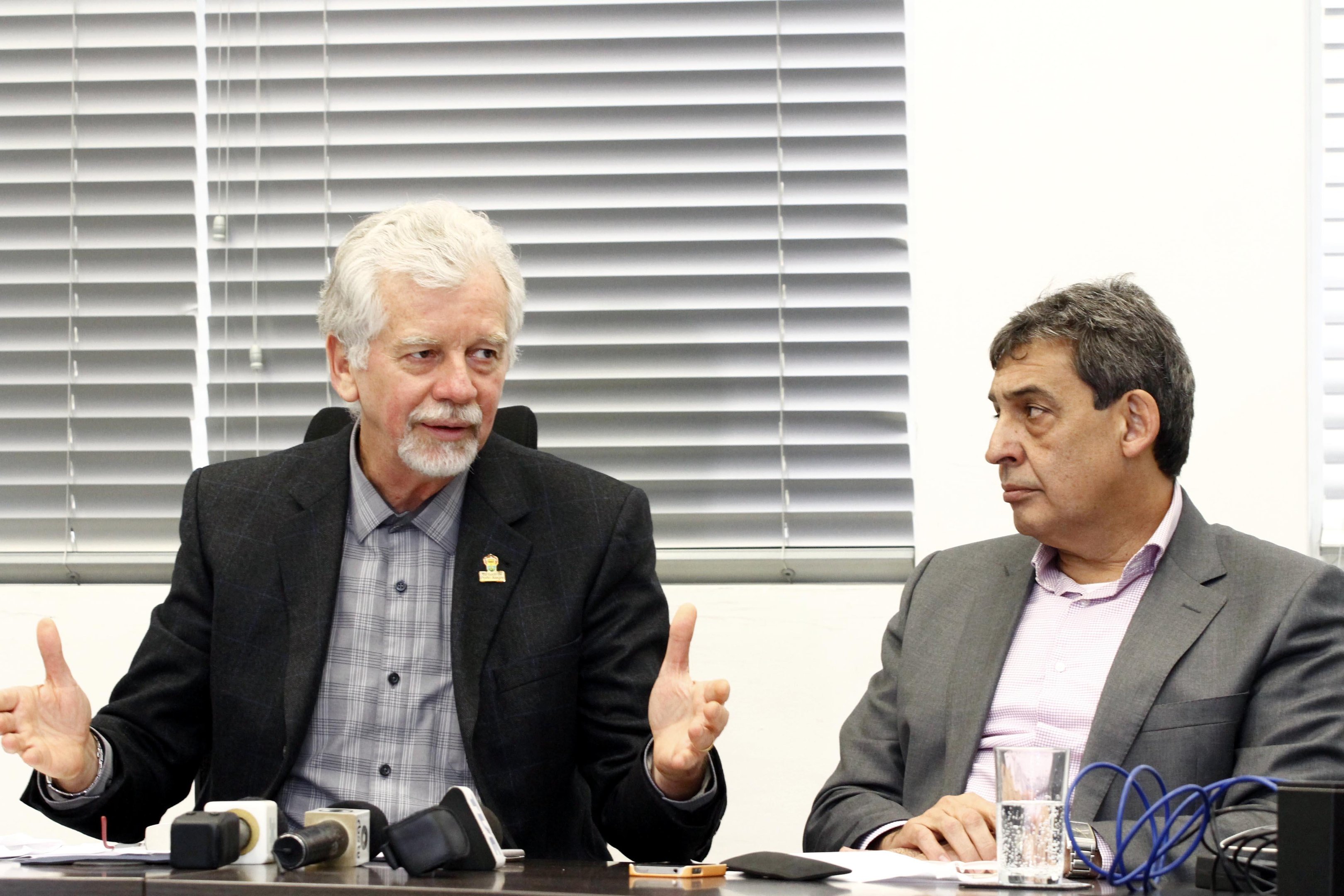 Fortunati encerra negocia&ccedil;&otilde;es com municip&aacute;rios e vai descontar dias parados