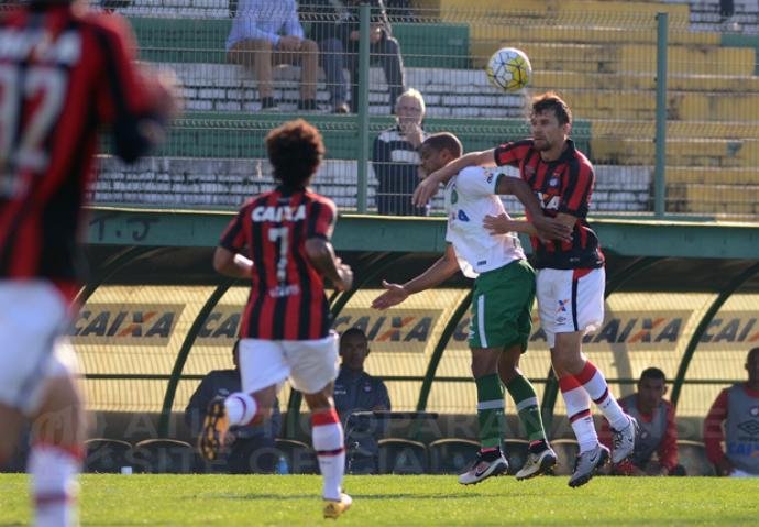 Chapecoense e Atl&eacute;tico-PR ficaram no 0 a 0 na Arena Cond&aacute;