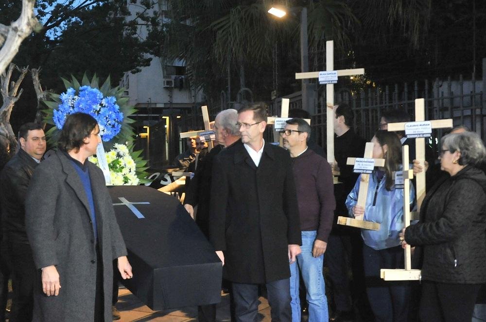 O ato dos moradores teve marcha f&uacute;nebre, caix&atilde;o e a leitura de um manifesto
