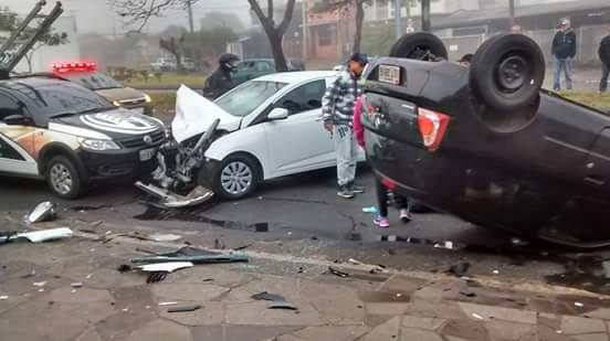 Carro capota ap&oacute;s colis&atilde;o de tr&ecirc;s ve&iacute;culos em Porto Alegre