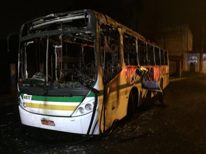 &Ocirc;nibus do Herdeiros foi queimado na noite dessa quarta
