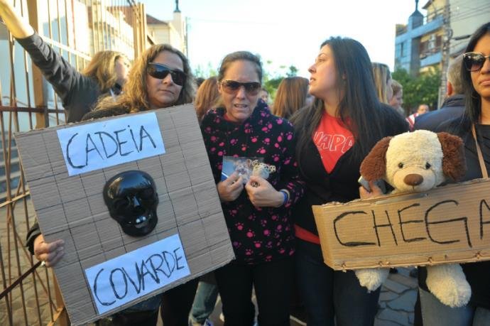Houve protesto pedindo a pris&atilde;o do agressor que matou o cachorro Theo em abril