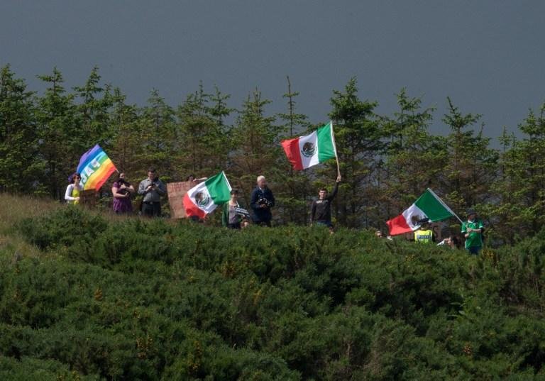 Grupo levou bandeiras mexicanas para protestar contra Trump