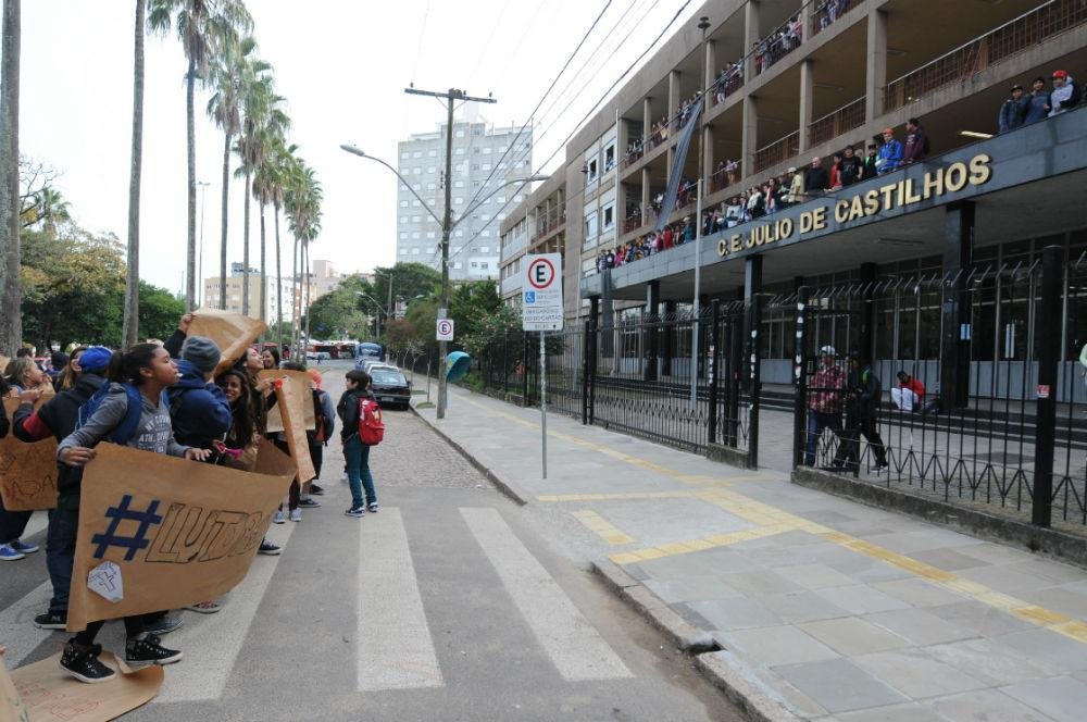 Estudantes ga&uacute;chos constantemente protestam contra a falta de investimento na educa&ccedil;&atilde;o