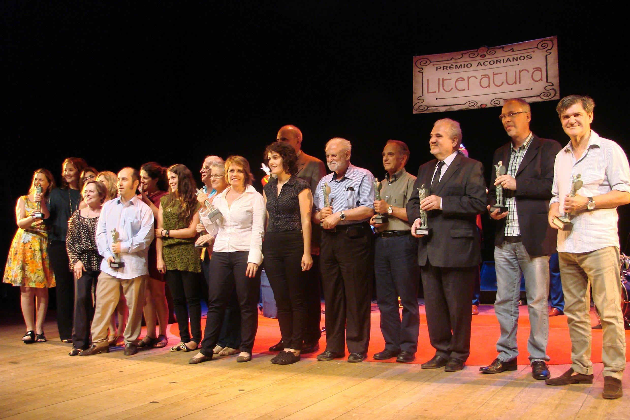 Podem participar escritores, artistas gr&aacute;ficos e editores