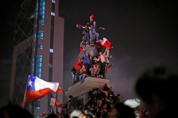 Chilenos v&atilde;o &agrave;s ruas comemorar bicampeonato da Am&eacute;rica