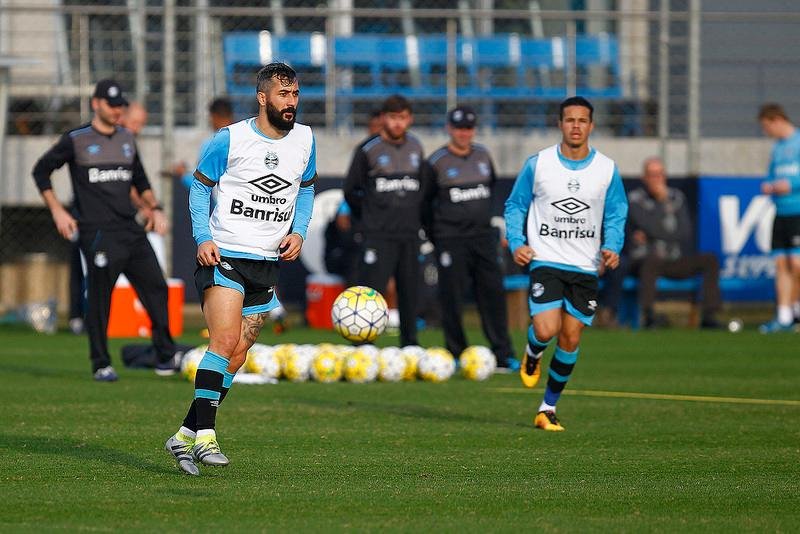 Douglas participou de treino dos reservas hoje