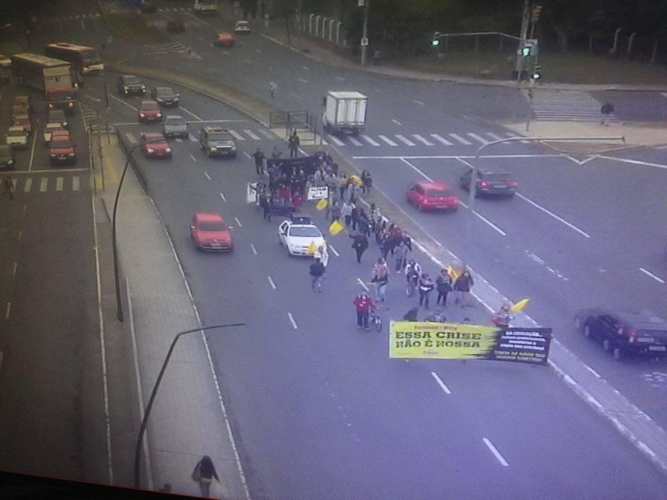Servidores em greve marcham pelas ruas centrais de Porto Alegre