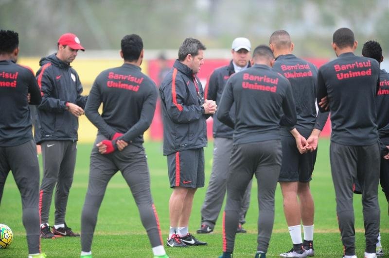 Argel encaminha time com estreias de Leandro Almeida e Seijas
