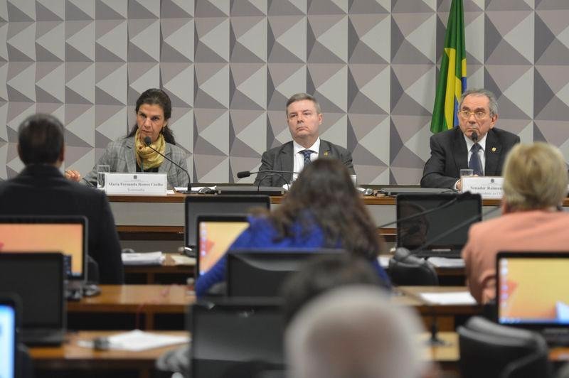 Laudo de per&iacute;cia do Senado sobre impeachment recebe 76 questionamentos