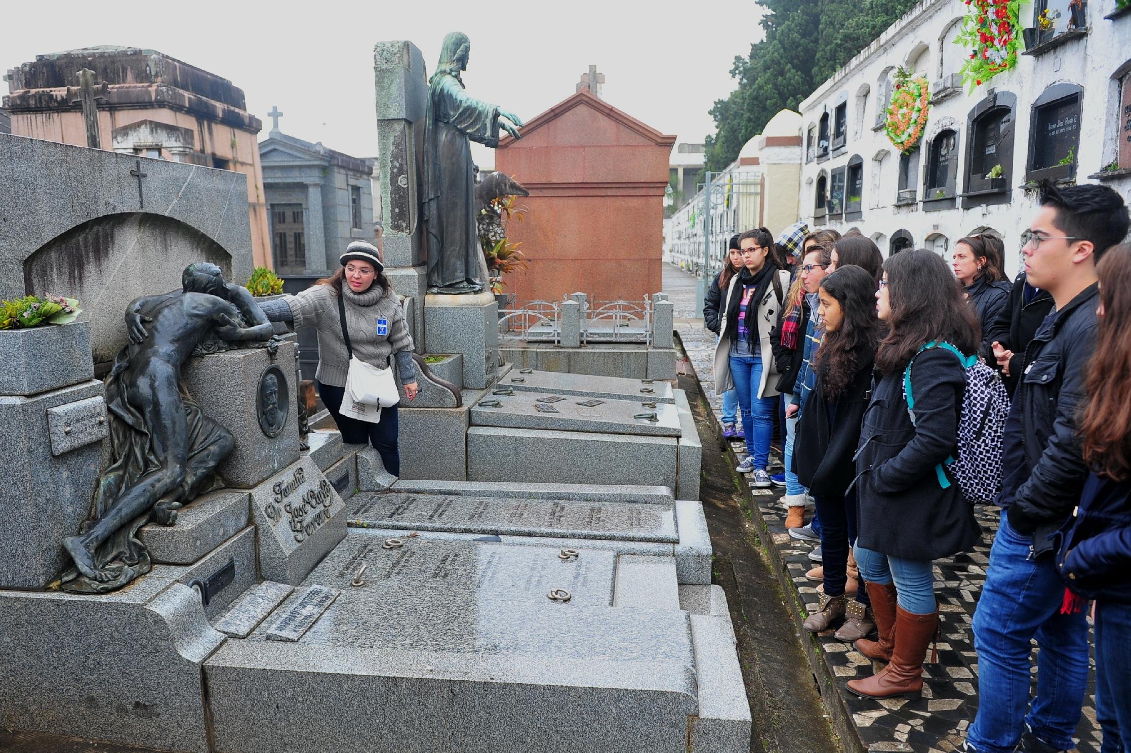 Alunos de escola visitaram Cemit&eacute;rio Santa Casa de Miseric&oacute;rdia