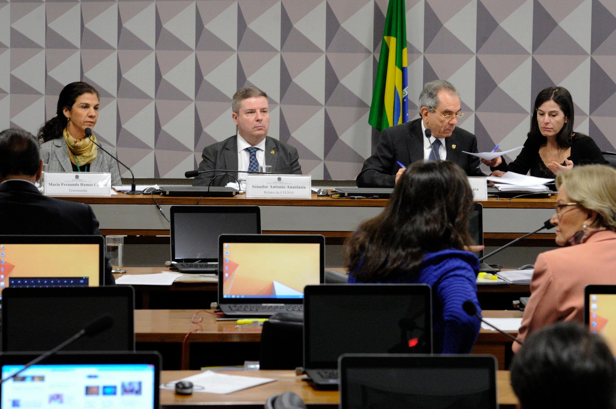 Trabalhos correram mais r&aacute;pidos porque a maioria dos senadores se abstiveram de interrogar as testemunhas