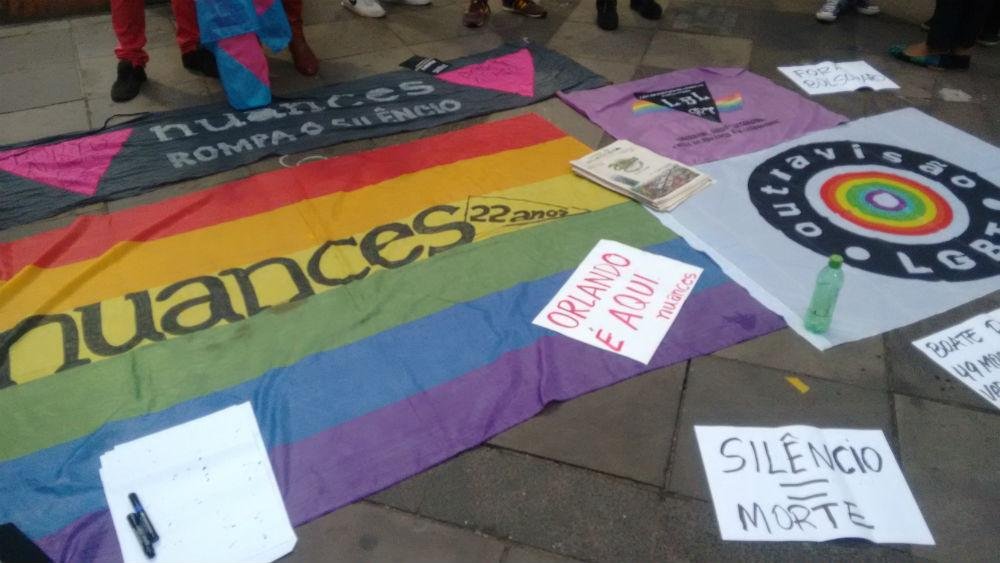 Grupo distribuiu panfletos denunciando o massacre em Orlando