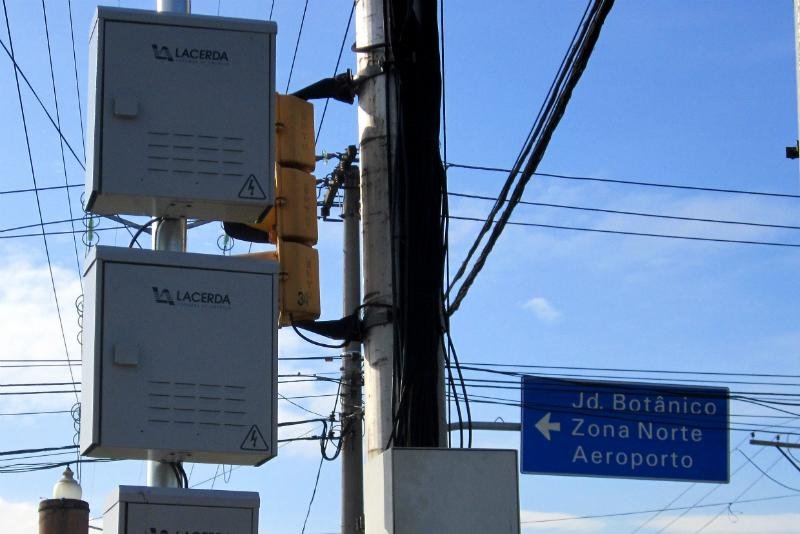 EPTC instala nobreaks em sinaleiras de tr&ecirc;s cruzamentos