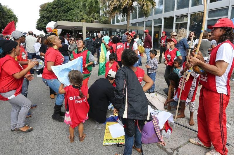 Manifestantes protestam em frente ao MEC contra revoga&ccedil;&atilde;o de conselheiros