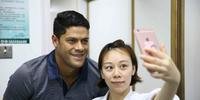 Hulk tira selfie com fã na China 