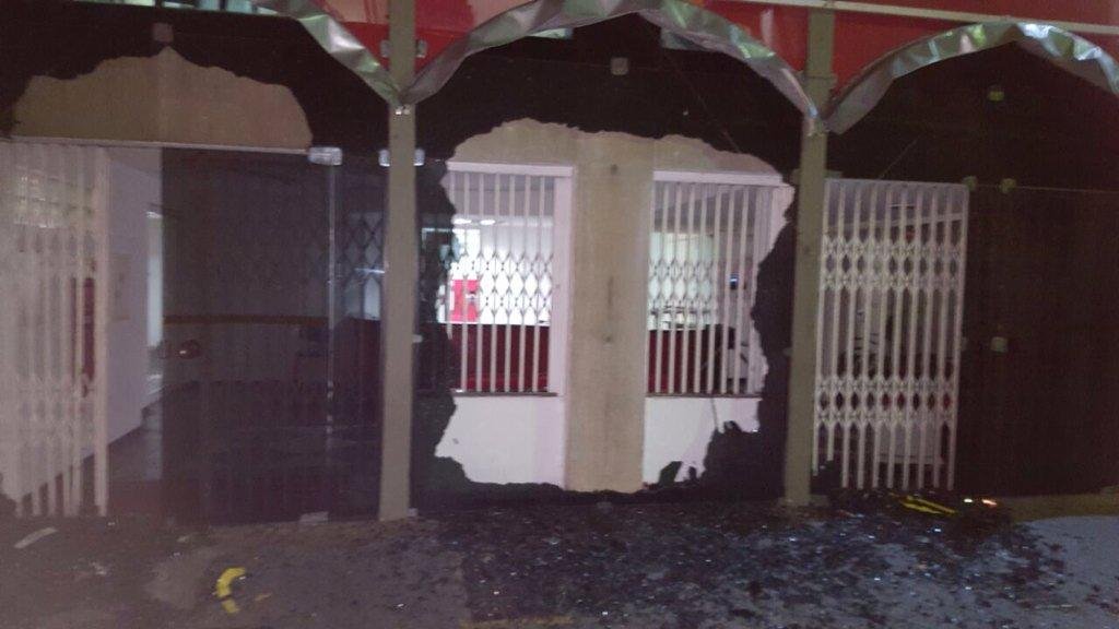 PM flagrou homem usando uma picareta para quebrar porta