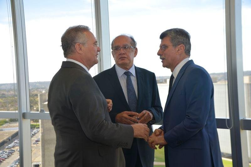 Gilmar Mendes se reuniu com presidente do Senado, Renan Calheiros, e grupo de senadores e deputados