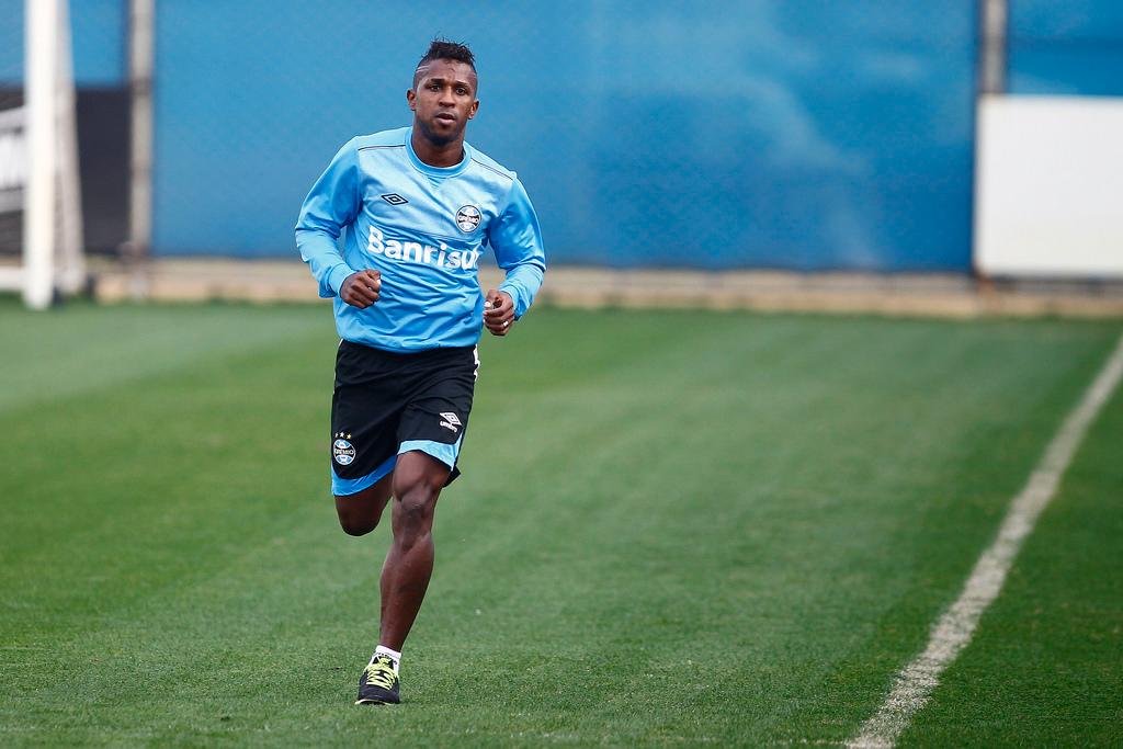 Bola&ntilde;os treinou normalmente nesta quinta e voltar&aacute; no Gre-Nal