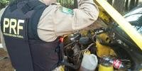 Motorista foi flagrado utilizando galão como tanque de combustível em carro