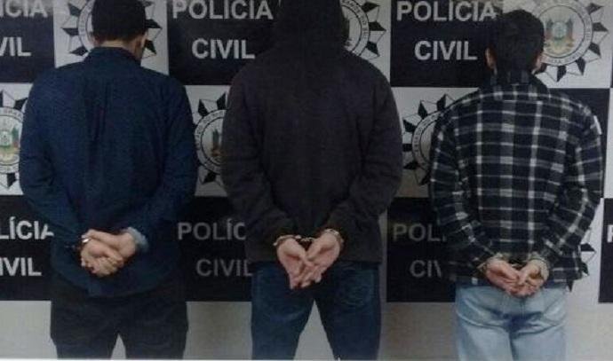 Presos t&ecirc;m entre 21 e 26 anos e estavam com 230 comprimidos de ecstasy