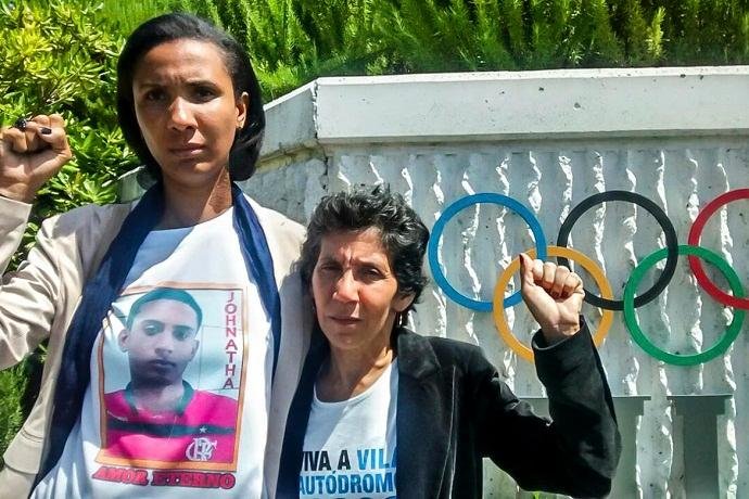 Ana Paula e Maria da Penha em frente ao Comit&ecirc; Ol&iacute;mpico Internacional (COI)