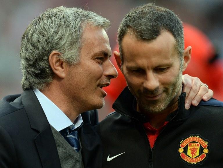Ryan Giggs (&agrave; direita) anuncia sa&iacute;da do Manchester United 