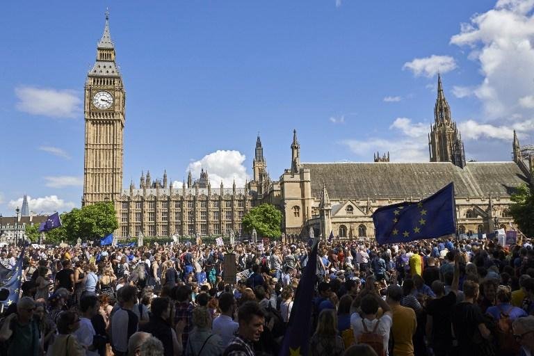 "N&oacute;s te amamos, UE", gritavam os manifestantes