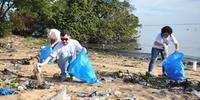 Mais de 30 voluntários realizam mutirão de limpeza da orla do Guaíba