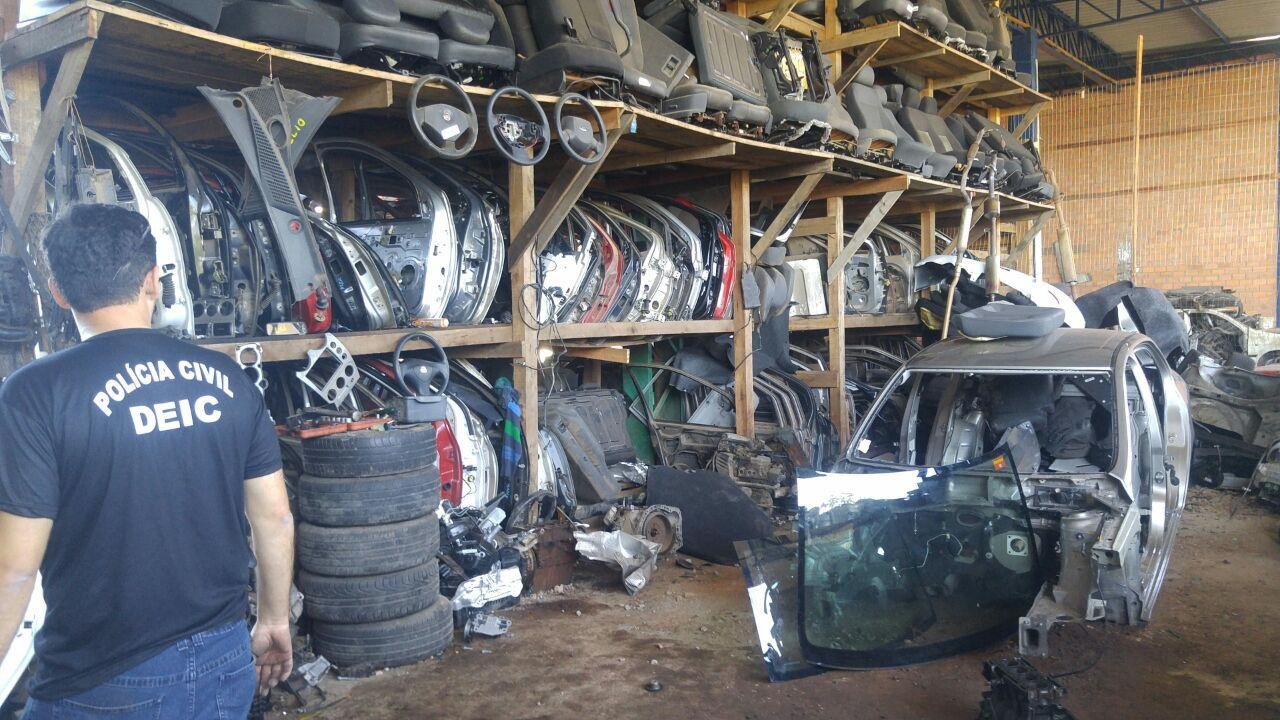 Pol&iacute;cia prende trio adulterando carros em desmanche de Gravata&iacute;