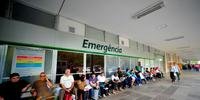 Na Emergência para adultos do Hospital de Clínicas havia 146 pessoas para 41 vagas