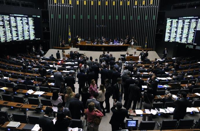 Em reuni&atilde;o, l&iacute;deres da base assinam urg&ecirc;ncia para projeto da d&iacute;vida dos Estados